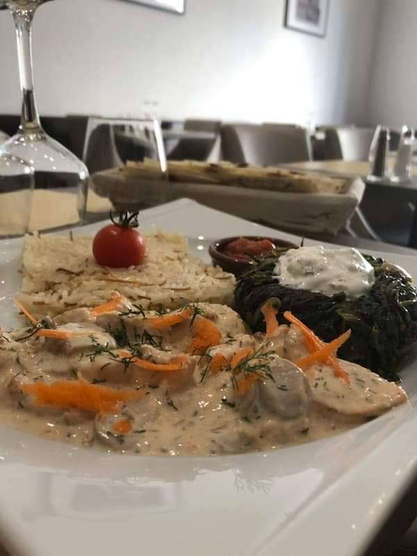 LE PLAT DU JOUR : POULET SAUTÉ DANS UNE SAUCE BLANCHE, RIZ PILAF, ET SALADE D'ÉPINARDS