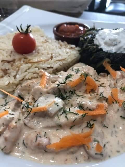 LE PLAT DU JOUR : POULET SAUTÉ DANS UNE SAUCE BLANCHE, RIZ PILAF, ET SALADE D'ÉPINARDS