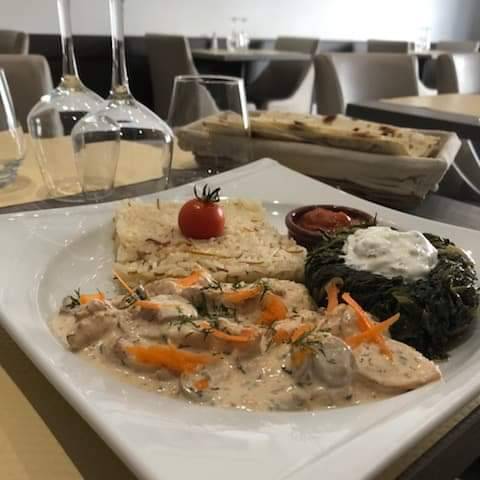 LE PLAT DU JOUR : POULET SAUTÉ DANS UNE SAUCE BLANCHE, RIZ PILAF, ET SALADE D'ÉPINARDS